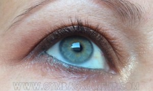 benefit_roller_lash_eye_open_pre_application